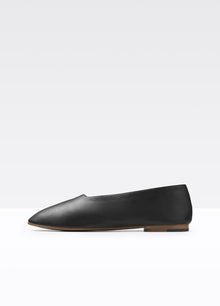  Vince Maxwell Flat in black, a soft Italian leather ballet flat with a modern, choked up silhouette and rounded toe.